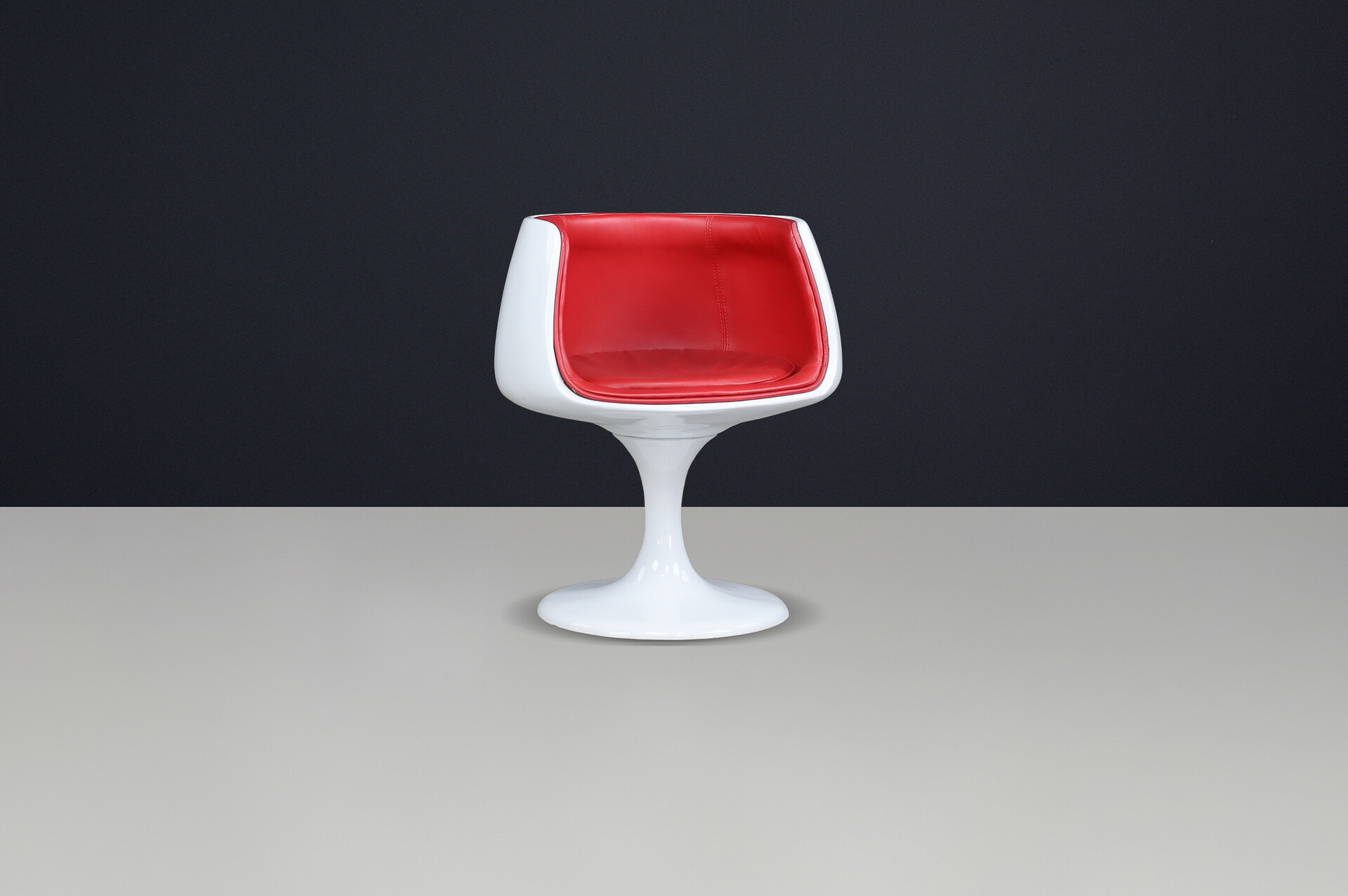 Space Age chair in white fiberglass and red Leather , Italy 1960s Mid-20th century