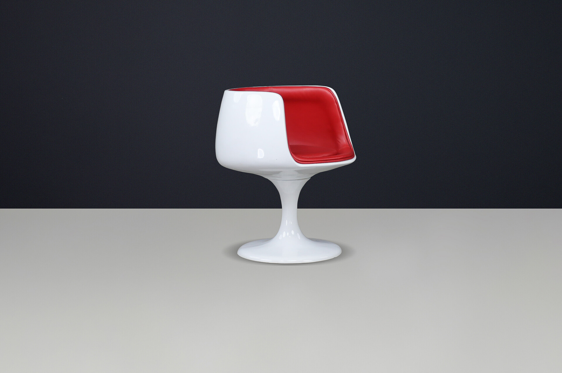 Space Age chair in white fiberglass and red Leather , Italy 1960s Mid-20th century