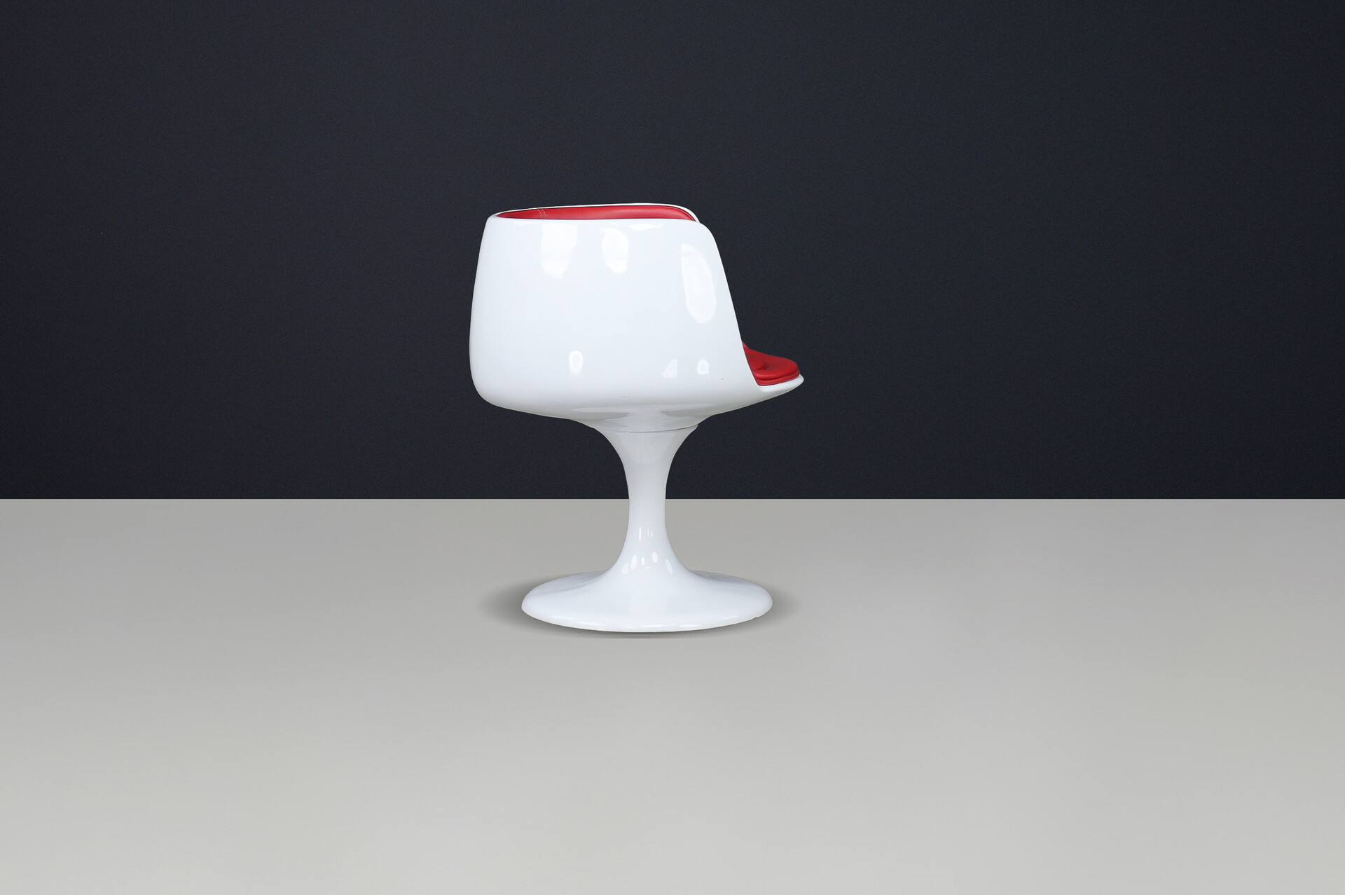 Space Age chair in white fiberglass and red Leather , Italy 1960s Mid-20th century