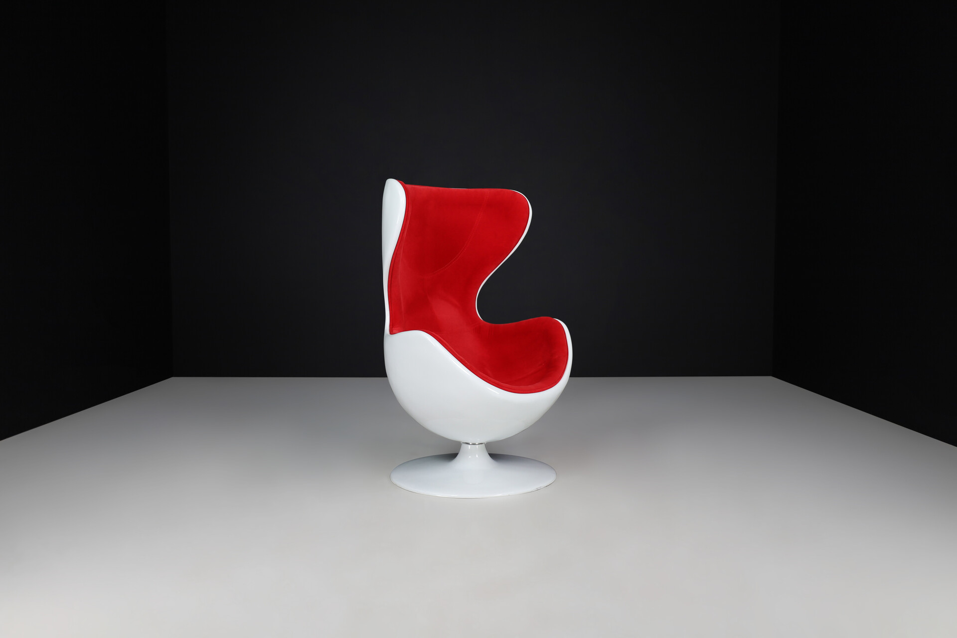 Space Age Swivel Egg chair in white fiberglass and red velour , Italy 1960s Mid-20th century