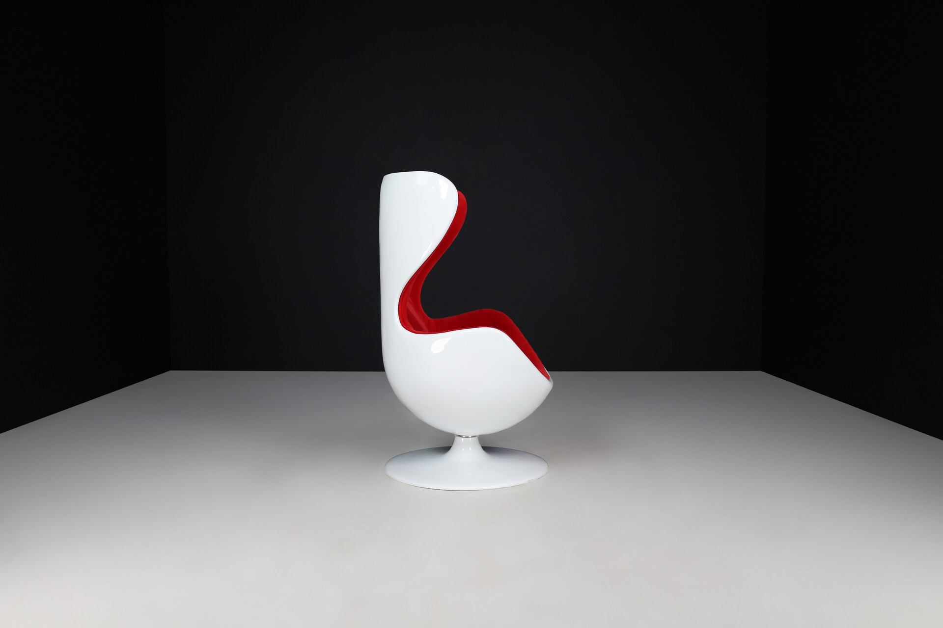Space Age Swivel Egg chair in white fiberglass and red velour , Italy 1960s Mid-20th century