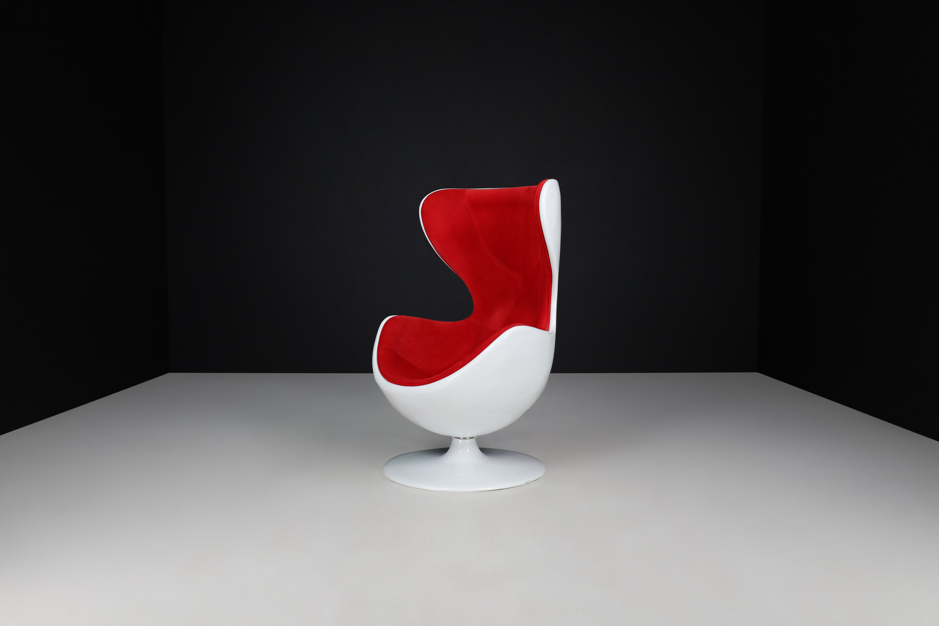 Space Age Swivel Egg chair in white fiberglass and red velour , Italy 1960s Mid-20th century