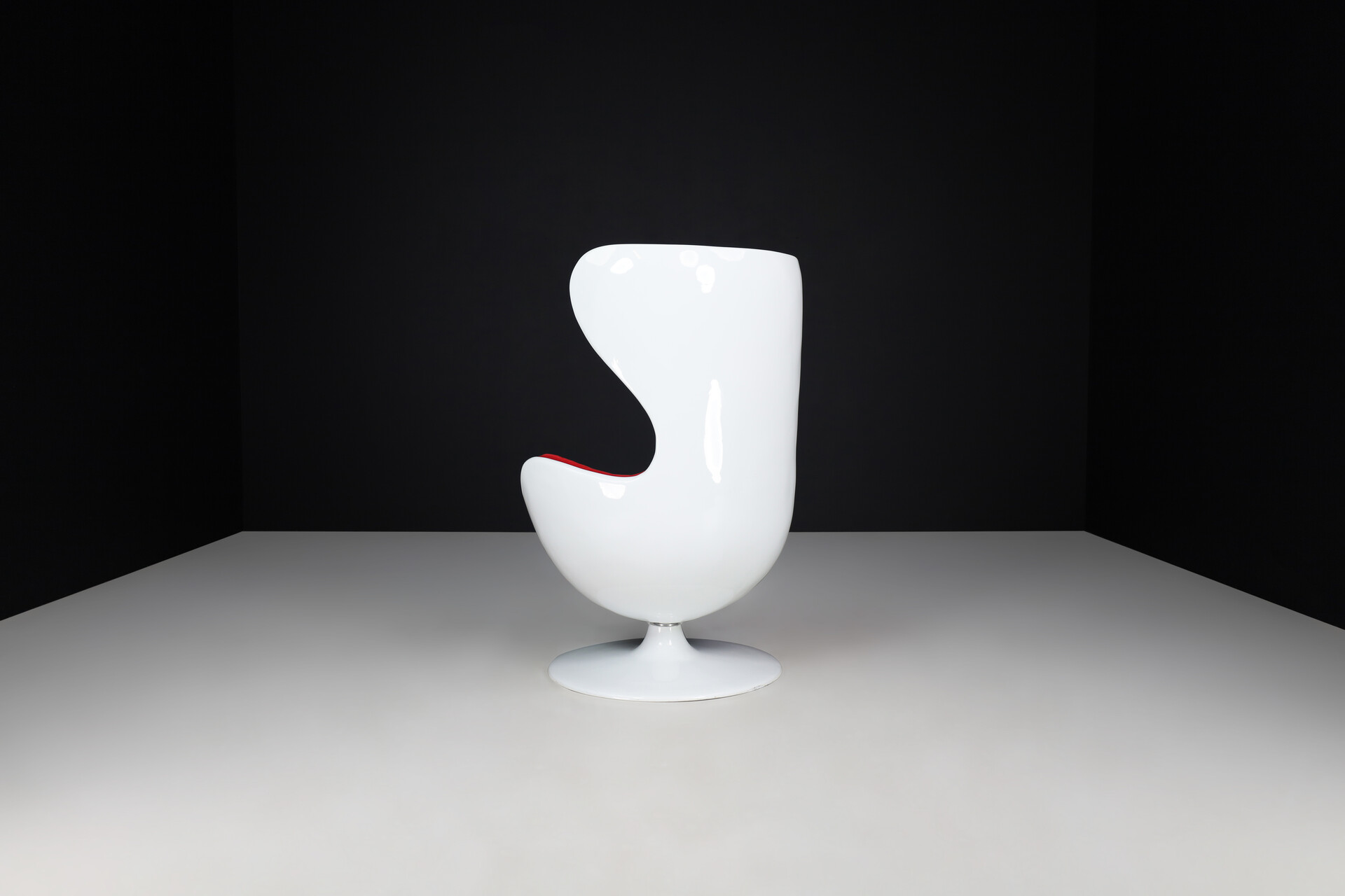 Space Age Swivel Egg chair in white fiberglass and red velour , Italy 1960s Mid-20th century