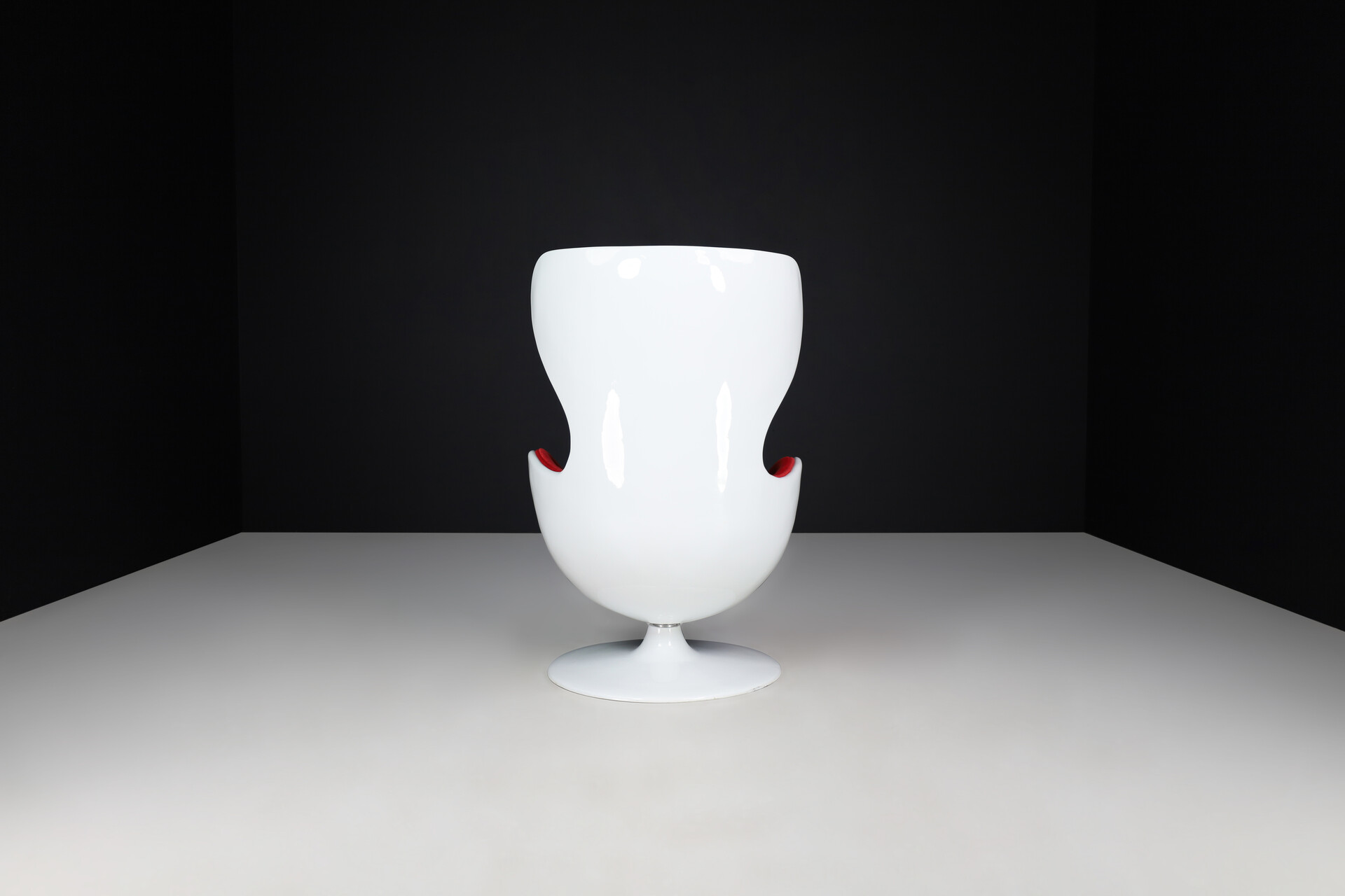 Space Age Swivel Egg chair in white fiberglass and red velour , Italy 1960s Mid-20th century