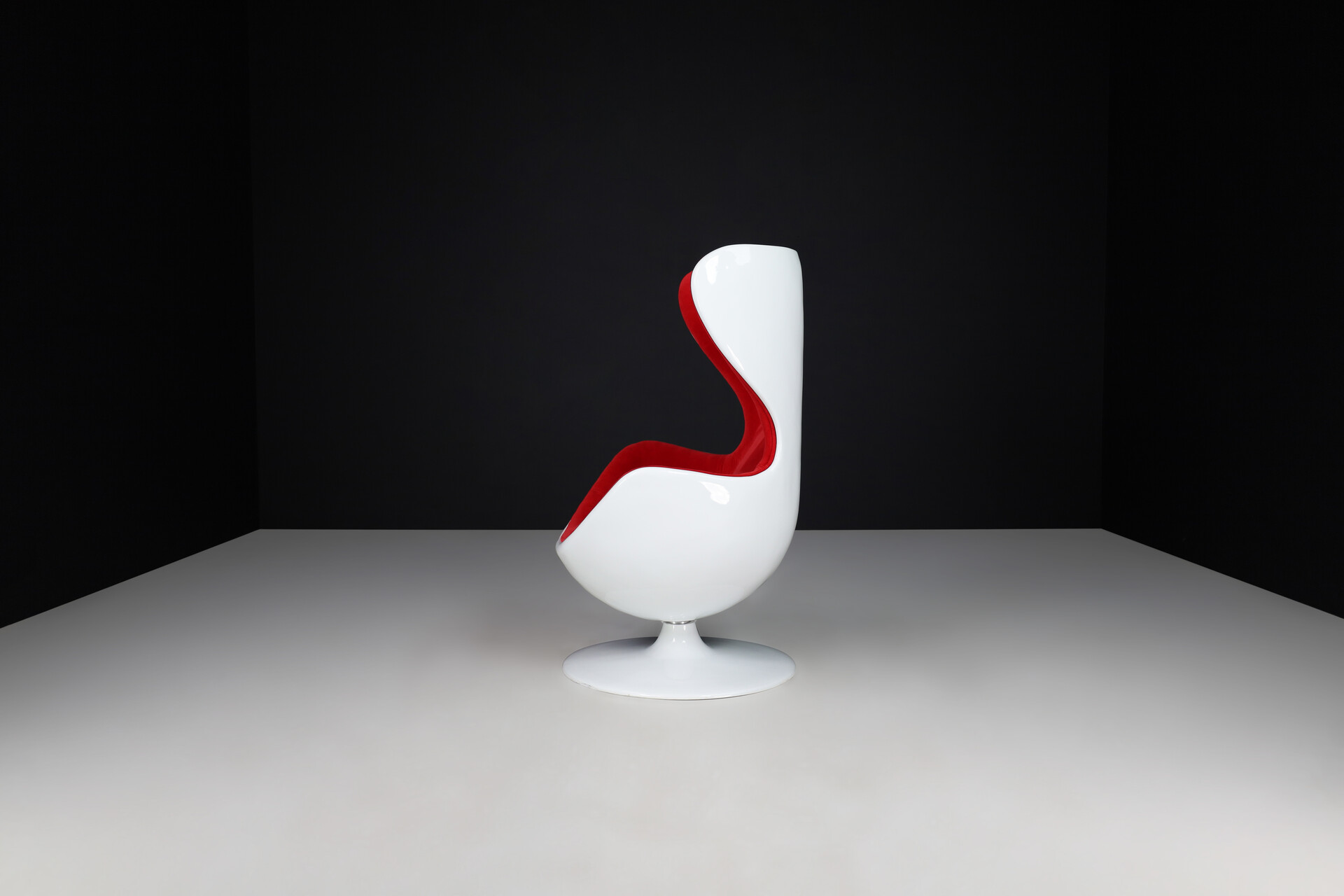 Space Age Swivel Egg chair in white fiberglass and red velour , Italy 1960s Mid-20th century