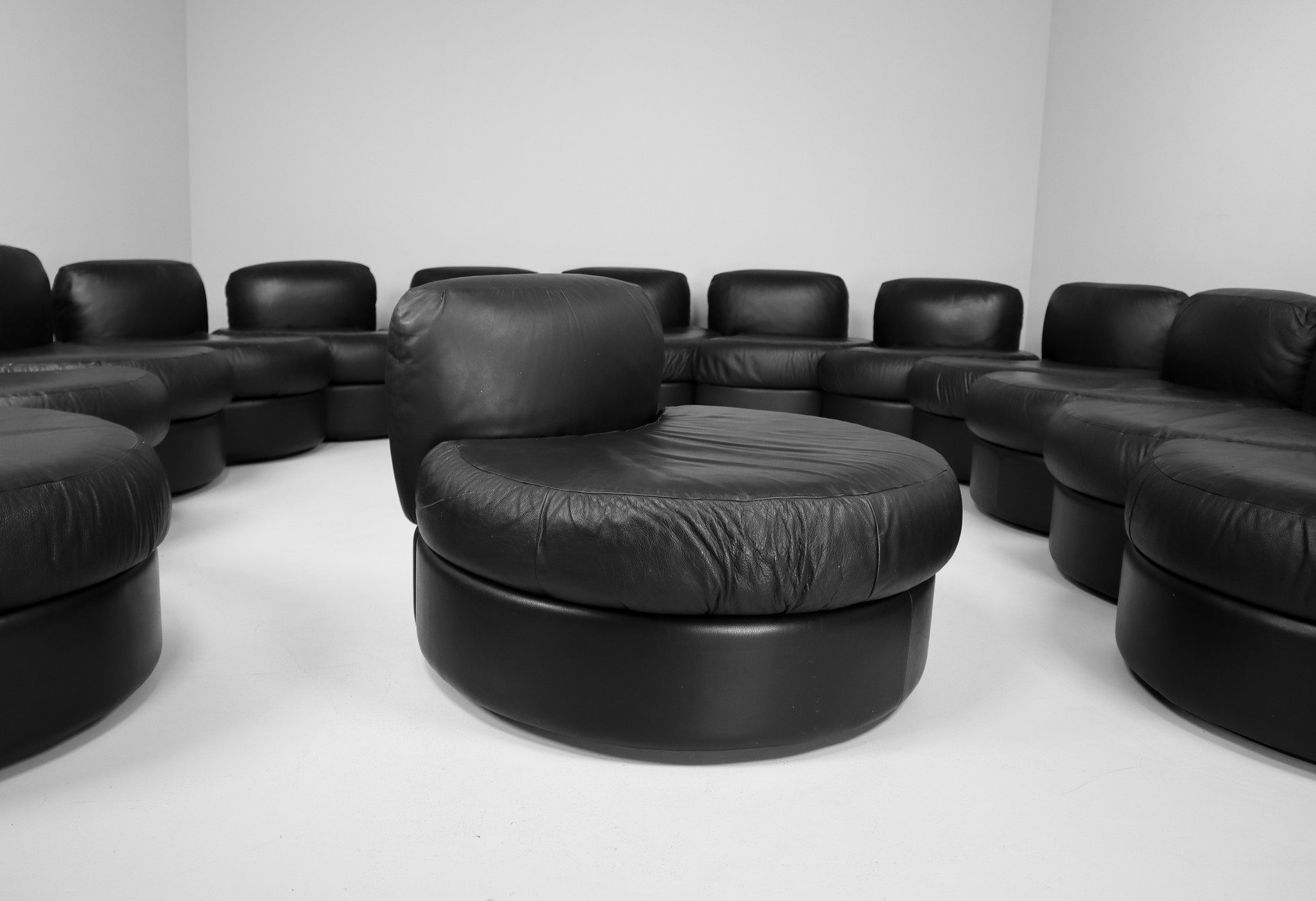Tecnosalotto Montavo Modular 14 seat Sofa/set in Black Leather Italy 1970 Mid-20th century