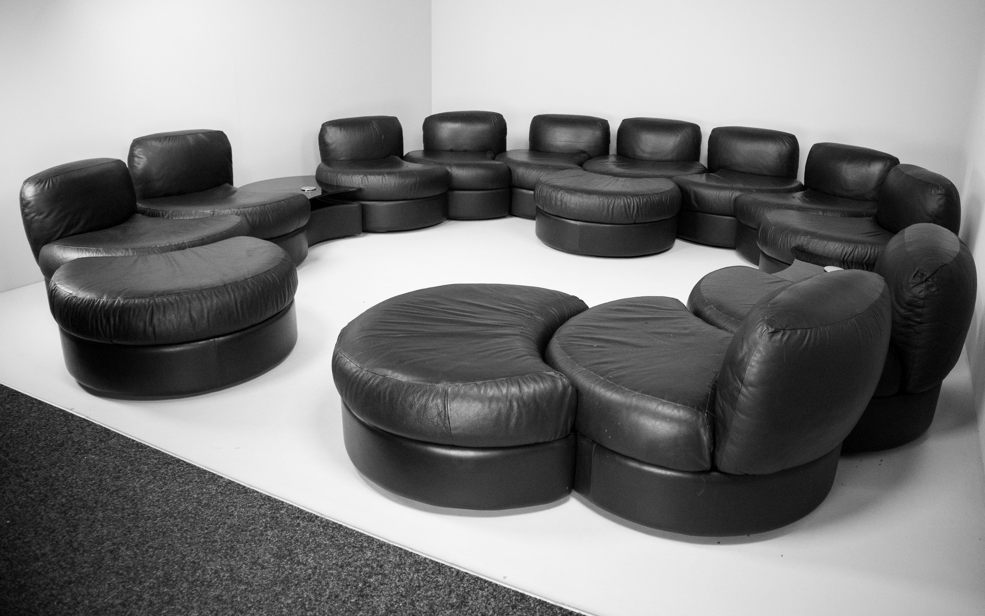 Tecnosalotto Montavo Modular 14 seat Sofa/set in Black Leather Italy 1970 Mid-20th century