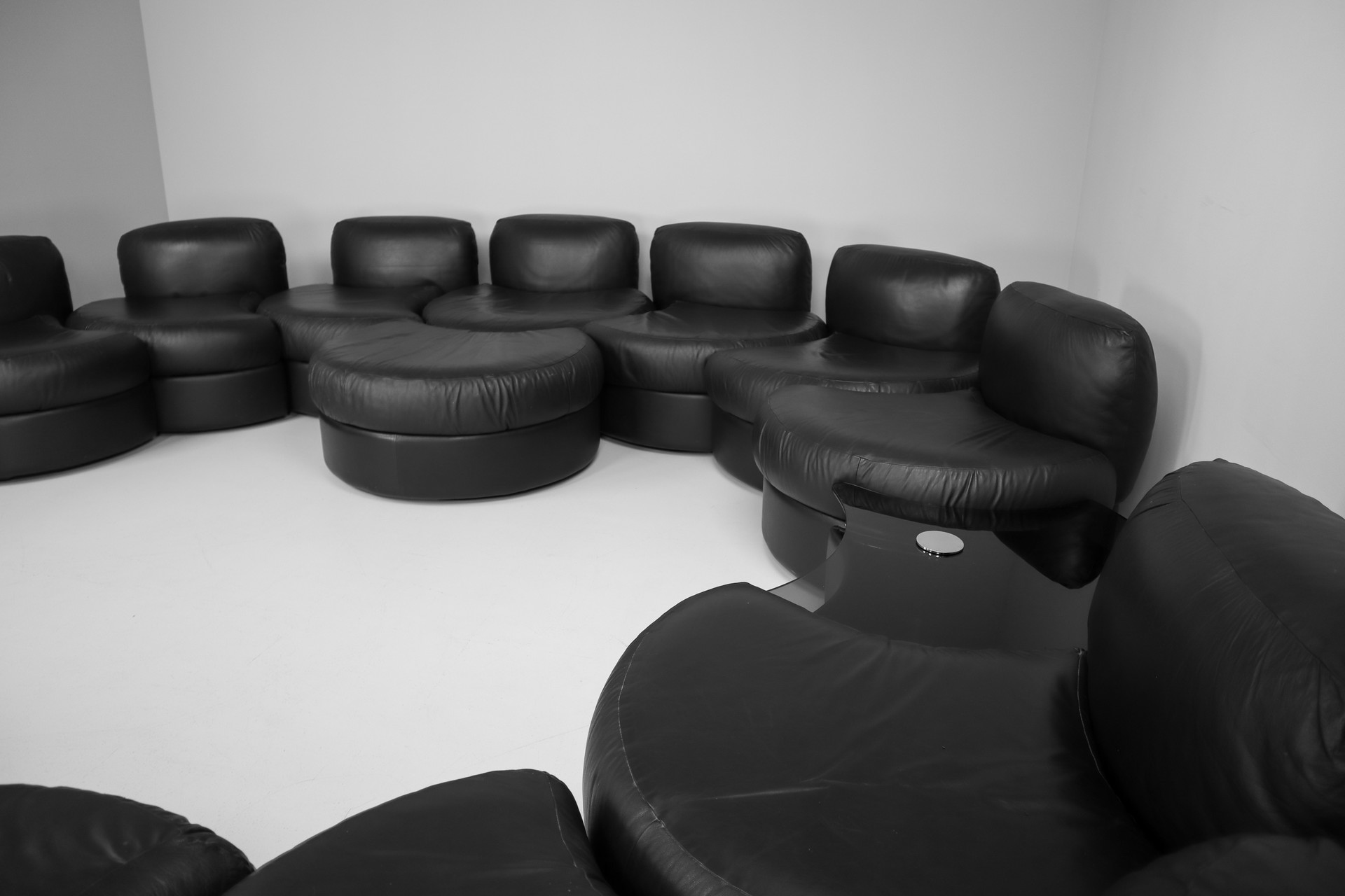 Tecnosalotto Montavo Modular 14 seat Sofa/set in Black Leather Italy 1970 Mid-20th century