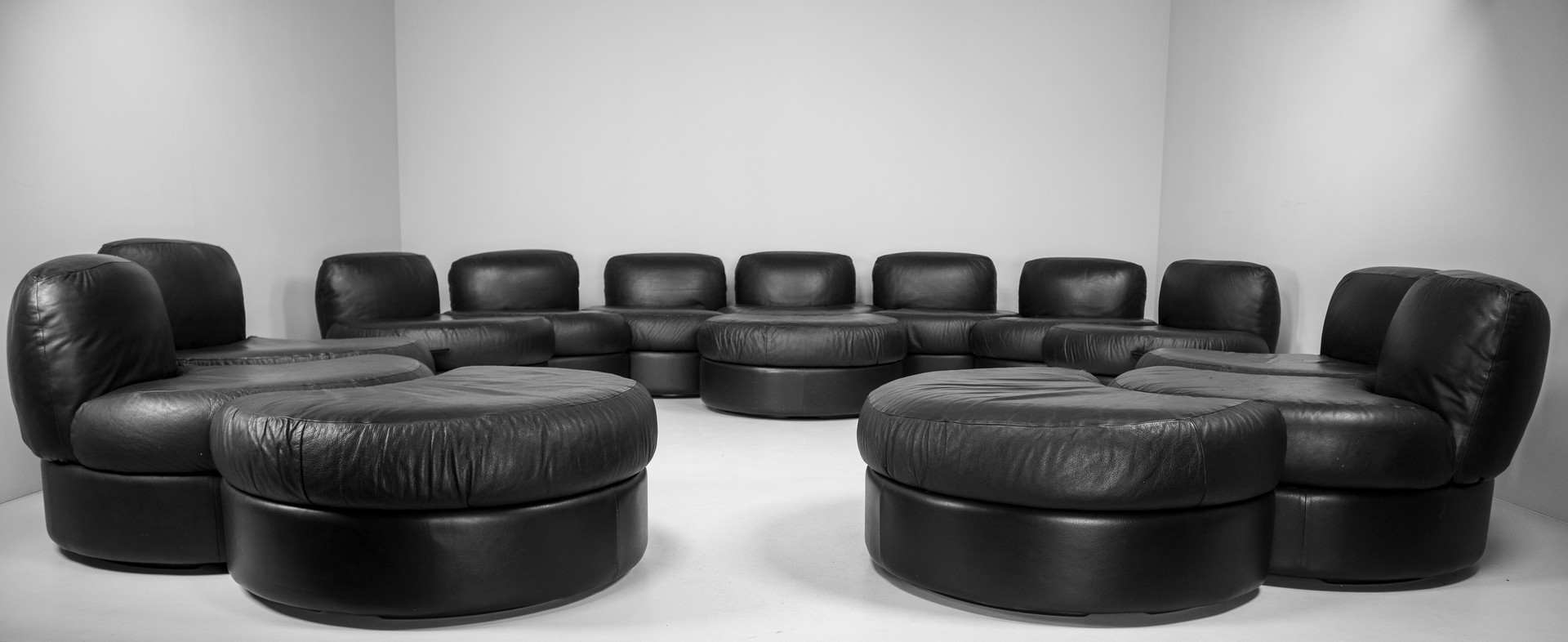 Tecnosalotto Montavo Modular 14 seat Sofa/set in Black Leather Italy 1970 Mid-20th century