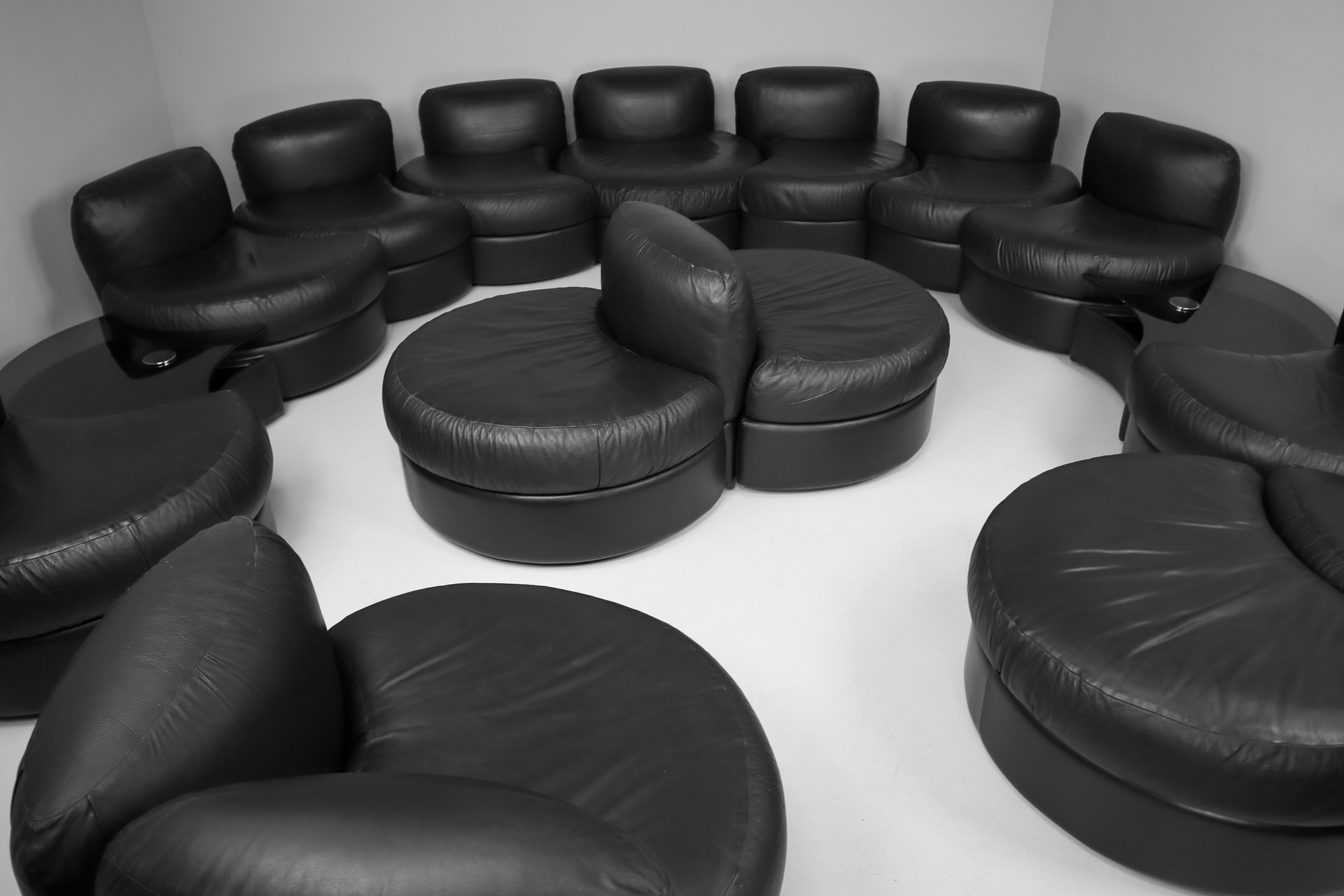 Tecnosalotto Montavo Modular 14 seat Sofa/set in Black Leather Italy 1970 Mid-20th century