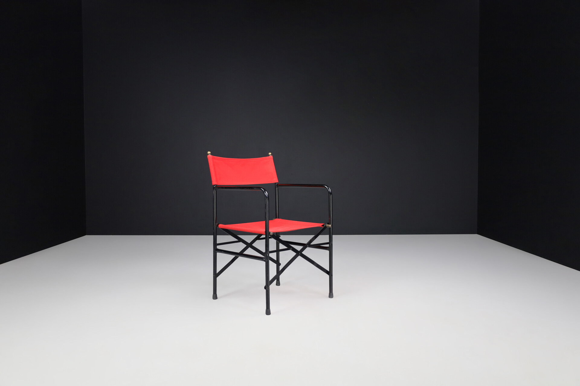 Vintage Director’s Folding Chair in lacquered steel frame, brass, red canvas seat 1980s Mid-20th century