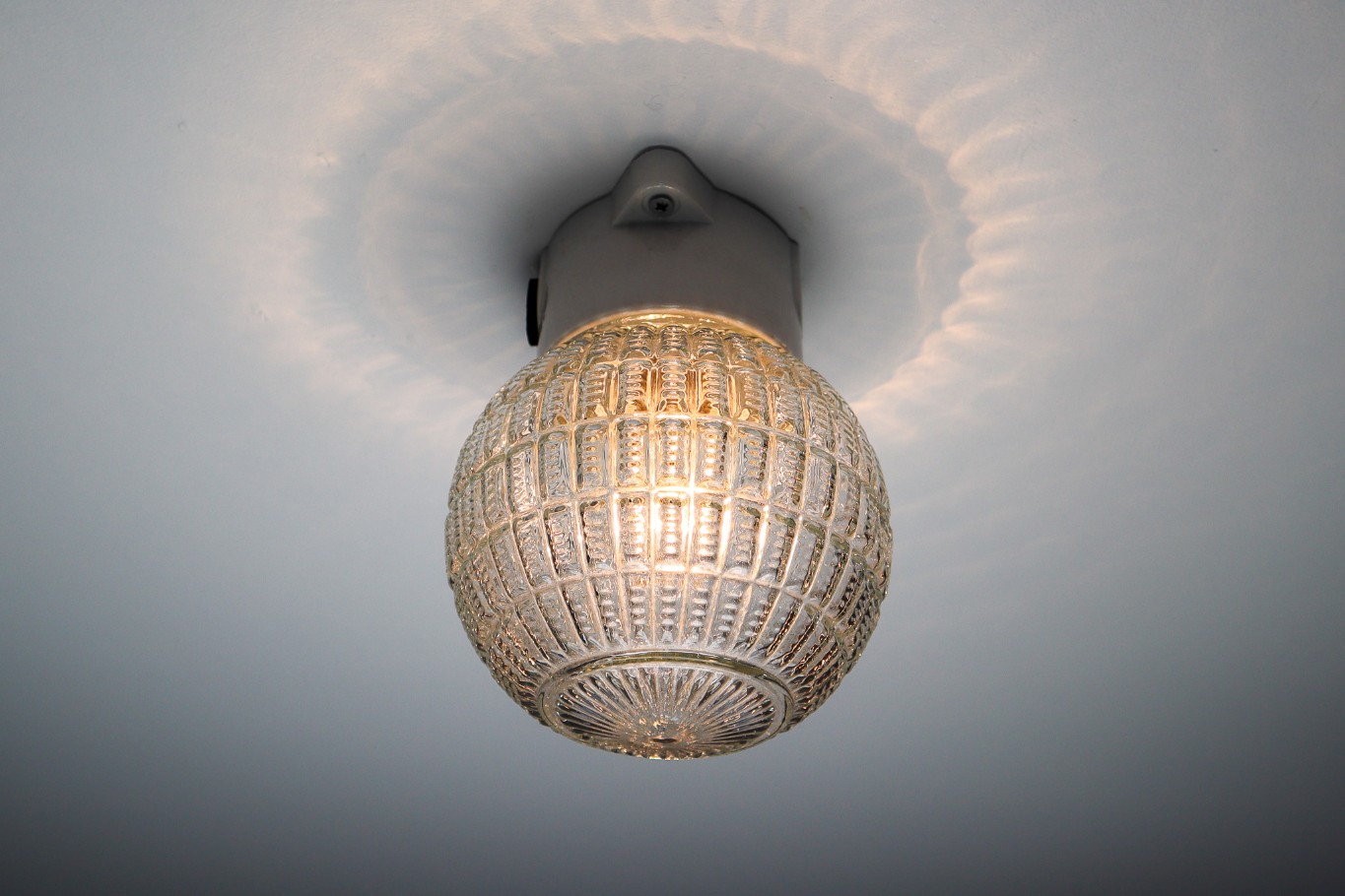  Vintage Wall/ceiling Lights with Clear Structured Glass and Porcelain Base 