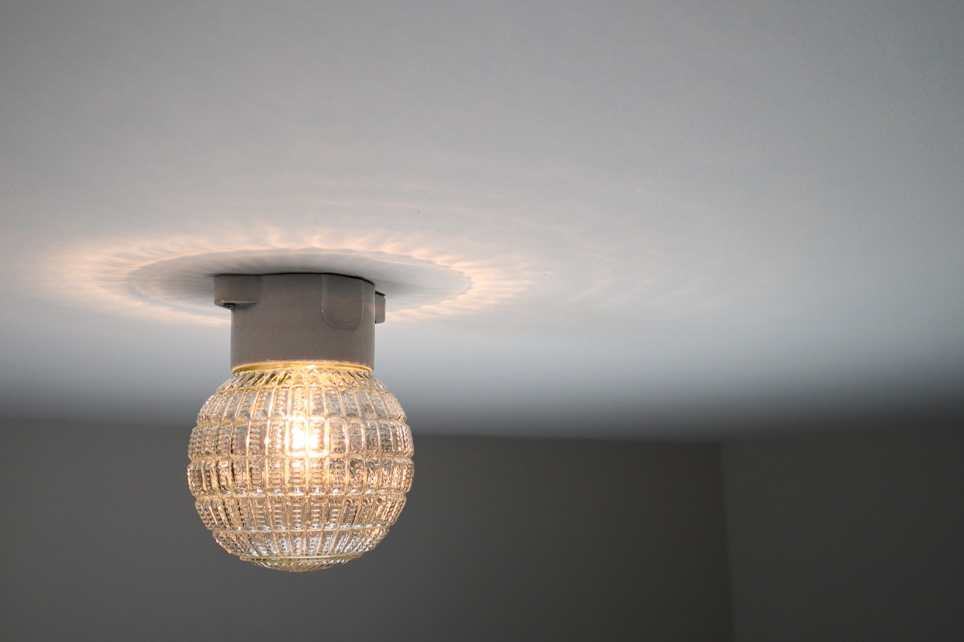  Vintage Wall/ceiling Lights with Clear Structured Glass and Porcelain Base 